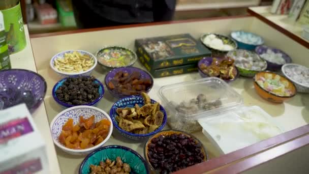 Různé Turecké Sladké Bonbóny Ořechů Sušeného Ovoce Jako Pomeranč Jablko — Stock video
