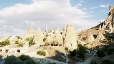 Merkez Antolia 'nın Nevsehir ilindeki Goreme Milli Parkı, Kapadokya, Türkiye' deki Uchisar Kalesi olarak bilinen mağara evlerinin geniş açılı görüntüsü.