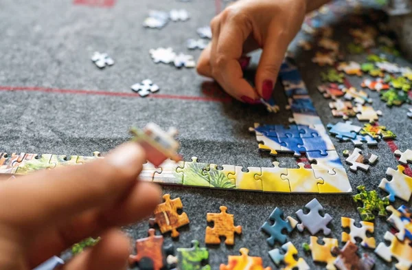 Hand Gibt Unterstützung Indem Sie Ein Puzzleteil Gibt Puzzleteile Zusammenfügt Stockbild