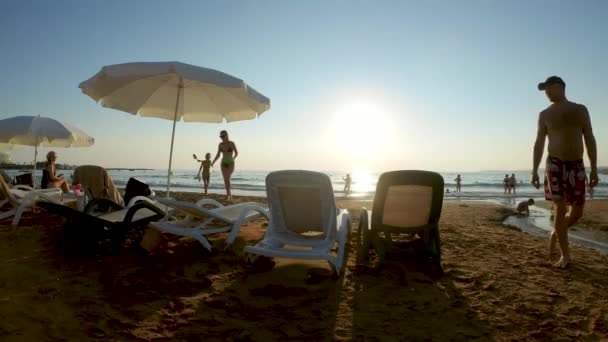 2021年9月11日 土耳其阿拉亚 在克利奥帕特拉海滩的伞廊下放空木椅 以防止日落和人们在夏天进行休闲活动 — 图库视频影像