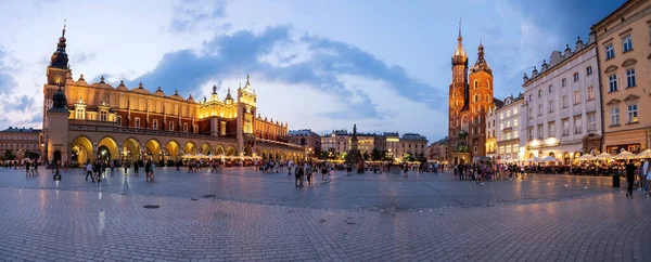 Panoramiczny Obraz Krakowskiego Rynku Głównego Glowny Sukiennicami Bazyliką Mariacką Nocy — Zdjęcie stockowe