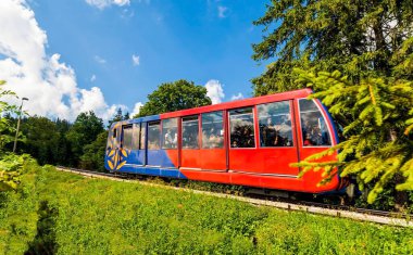 Zakopane, Polonya - 13 Ağustos 2021: Gubalowka 'daki Funicular Demiryolu, yolcuları veya turistlerin yazın koruyucu maske takarak seyahat etmeleri