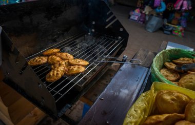Tütsülenmiş koyun peyniri Polonya dağlarında Oscypek, oszczypek diye adlandırılır..