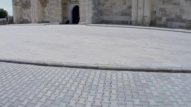 Akasaray, Türkiye - 15 Eylül 2021: Geniş açı, Askaray yakınlarındaki Sultanhani 'deki bir Caravanserai binasının görüntüsünü yukarı eğ