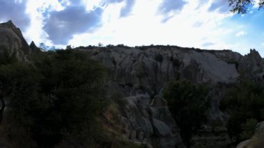 Halka açık yerlerde Goreme, mavi gökyüzüne karşı Türkiye 'nin rock oluşumları jeolojisini sergiliyor