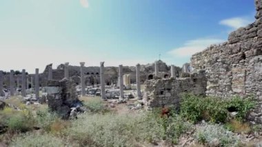 Türkiye 'nin Antalya kenti yakınlarında M.Ö. 3. yüzyılda kurulmuş, MÖ 3. yüzyılda mavi gökyüzüne karşı kurulan antik bir bölge ve kentin kalıntıları..