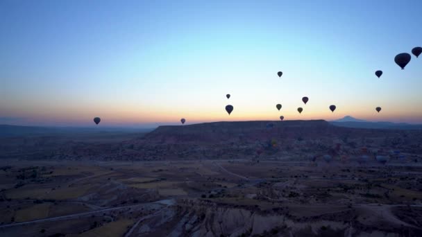 Ein Bündel Von Heißluftballons Fliegt Der Morgendämmerung Über Das Tal — Stockvideo