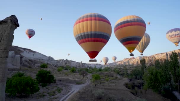 Cappadocië Turkije September 2021 Drone Shot Van Vele Heteluchtballonnen Die — Stockvideo