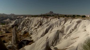 Goereme şehri çoğunlukla baca taşı oluşumlarının taşlarına oyulmuştur. Şehir ve Türkiye 'nin başkenti Kapadokya' daki Goereme Vadisi, UNESCO Dünya Mirasları Alanı ve önemli bir turizm merkezi..