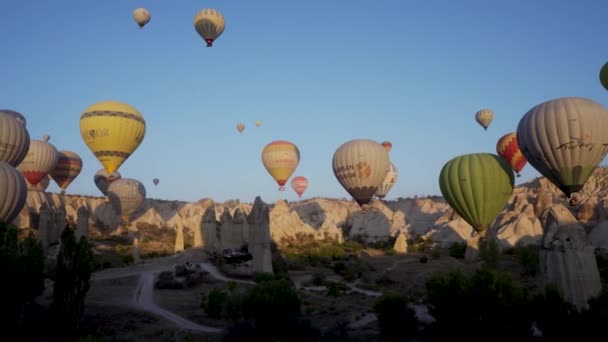 Cappadocië Turkije September 2021 Drone Shot Van Vele Heteluchtballonnen Die — Stockvideo