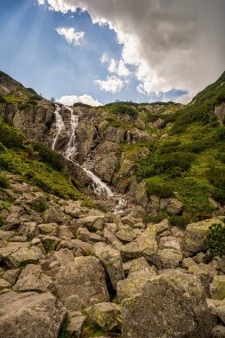 Zakopane, Polonya: Siklawa şelalesinin ya da High Tatras 'taki Wielka Siklawa' nın Roztoka deresindeki dikey görüntüsü. Pieciu Stawow Polskie ve Roztoki 'nin vadilerini ayıran gölet duvarından düşüyor..