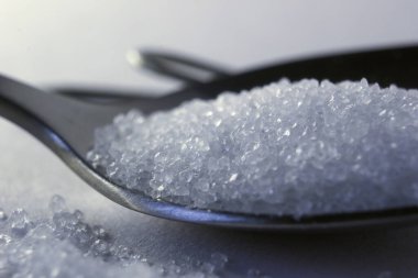 Sağlıklı bir deniz tuzunun Macro 'su, yakın plan metal kaşıkta.