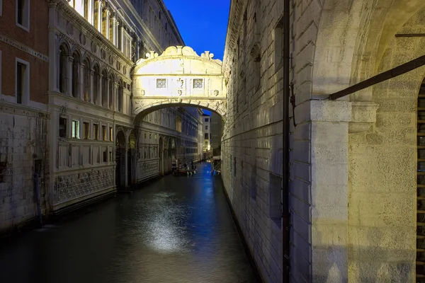 Венеція Італія Водяний Канал Річкою Через Вузький Прохід Водній Дорозі — стокове фото