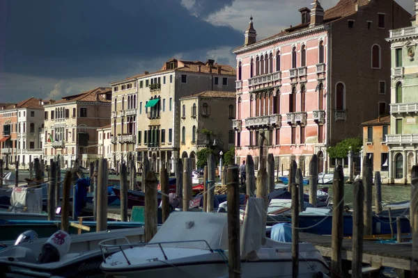 Benátky Itálie Září 2018 Bílé Lodě Poblíž Velkého Průplavu Nedaleko — Stock fotografie