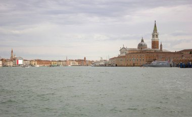 Venedik, İtalya: St. Mark Meydanı 'nın arkasından Basilica di San Giorgio Maggiore ve Doge Kilisesi gibi az sayıda ünlü binayı gösteren şehir manzarasının geniş açılı görüntüsü