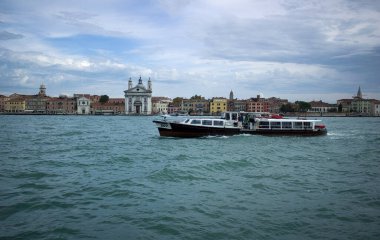 Venedik, İtalya - 03 Eylül 2018: Venezuela şehir merkezinin güzel mimarisine karşı yolcu ve turist taşıyan motorlu teknelerin geniş açı çekimi