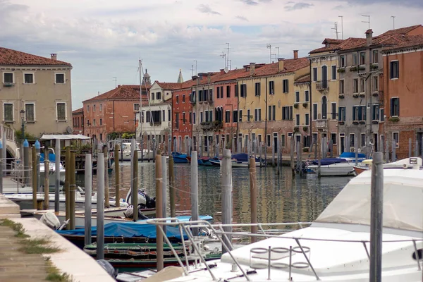 Veneza Itália Barco Motor Atracado Coberto Com Lençol Canal Contra — Fotografia de Stock