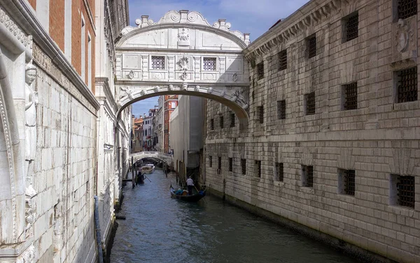 Veneza Itália Setembro 2018 Helmsman Gôndolas Barco Canal Contra Pont — Fotografia de Stock