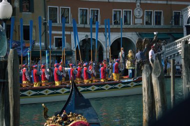 Venedik, İtalya - 02 Eylül 2018: Geleneksel Venedik tekneleri veya sandolo mascareta yelkenli yelkenli yarışları, festival sırasında büyük kanalda aynı kostüm içinde