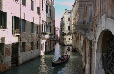 Venedik, İtalya - 02 Eylül 2018: Gondolas 'ın yanal dar kanaldaki geniş açılı görüntüsü ve neredeyse yeşil su.