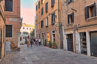 Venedik, İtalya - 02 Eylül 2018: Avrupa 'nın Venezia kentindeki Calle Baruchi sokağının tipik dar sokaklarında yürüyen turistler