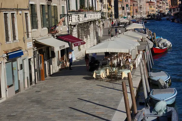 Veneza Itália Setembro 2018 Vista Rua Mostrar Pessoas Jantando Restaurante — Fotografia de Stock