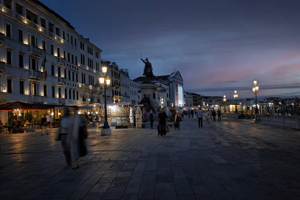 Венеция Италия Сентября 2018 Года Широкоугольный Ночной Обзор Туристов Идущих — стоковое фото