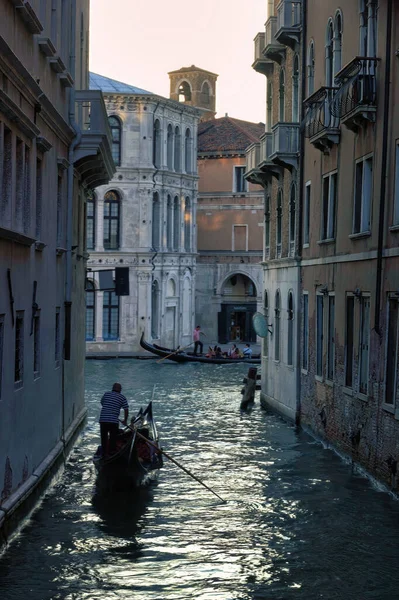 Венеція Італія Вересня 2018 Водяний Канал Італійська Людина Гондолою Веслує — стокове фото