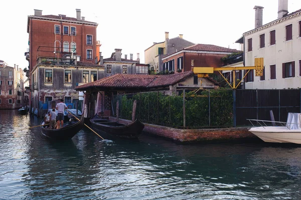 Veneza Itália Setembro 2018 Homem Remando Uma Gôndola Com Turista — Fotografia de Stock