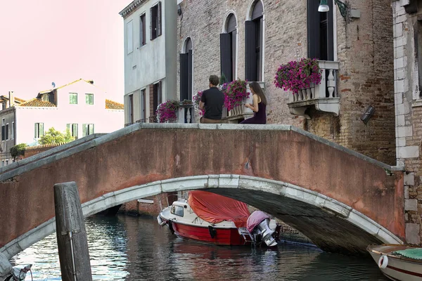 Veneza Itália Setembro 2018 Casal Masculino Feminino Sentado Uma Das — Fotografia de Stock