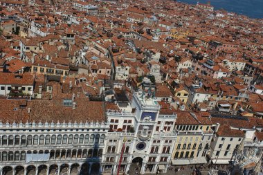 İtalya 'nın tarihi şehri Venedik' teki St. Marks Campanile çan kulesinin çarpıcı manzaralarından biri.