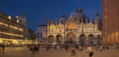 St. Mark Bazilikası 'nın uzun pozlu görüntüleri. Ya da geceleri San Marco, Venedik, İtalya. Ortaçağ bazilikası Venedik 'in en önemli simgesidir. Aziz Mark katedralinin panoramik görüntüsü, ünlü eski kilise