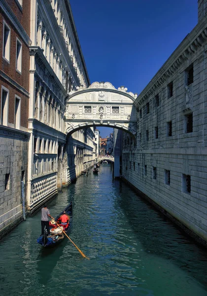 Венеція Італія Вересня 2018 Людина Яка Веслує Гондолі Пасажирами Зеленому — стокове фото