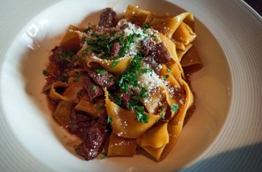 Ispanaklı, fındıklı ve peynirli Tagliatelle makarnası, İtalyan mutfağı.