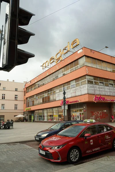 Lodz, Polonya - 08 Temmuz 2022: Hibrit araba şehir merkezindeki ünlü Piotrkowska caddesinde bir sokak lambasının önünde durdu