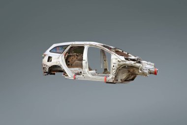 Beyaz, modern, hasarlı araba şasisi ya da gövdesi, gri arka planda arabanın dış metalik parçası, otomobil çeliği döküntüsü