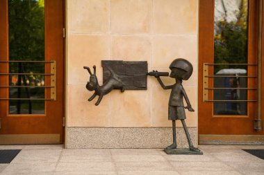 Lodz, Polonya - 08 Temmuz 2022 Lodz kültür merkezindeki çizgi filmden bir köpek ve piotrus heykeli