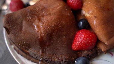 Gözleme. Böğürtlenli krep. Peynir katlanmış krep ve üstünde bal, sağlıklı bir sabah kahvaltısı konsepti..