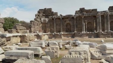 Pan shot of ruins or remains of columns at Devlet Agorasi in Side, Turkey. 4K footage, Beautiful old archeological park