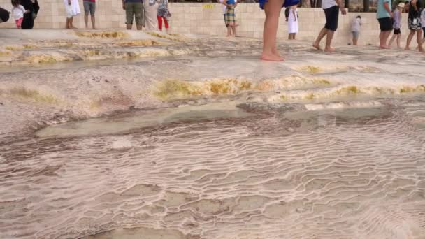 Legs Tourists Seem Walking Barefoot Naturally Formed Surface Pamukkale Rich — 비디오
