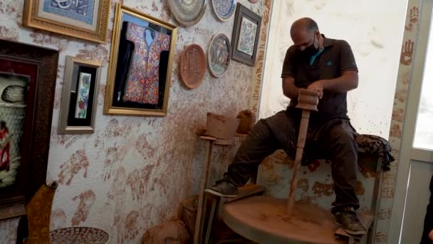Aksaray Turkey September 2021 Master Craftsman Makes Pottery Traditional Wheel — Stock Video