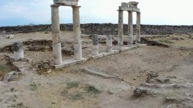 Eski tapınak kalıntıları Türkiye 'nin Pamukkale kentindeki antik sütunlardan oluşuyor - ortaçağ mimari kavramı