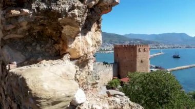 Türkiye 'de Alanya limanının deniz ve dağlara karşı açılan hava görüntüsü