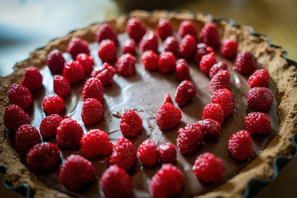 Lezzetli Çikolatalı Tart Üstünde Birkaç Ahududu Meyveli Pasta Tatlısı Seçici — Stok fotoğraf