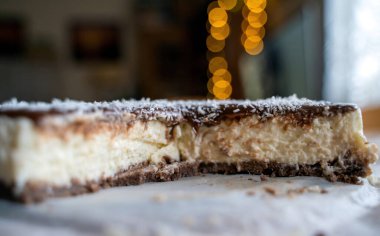 Hindistan cevizi sütü ve çikolata kremalı ev yapımı Bounty Cake beyaz tabakta Bokeh Light 'a karşı bir kaşıkla