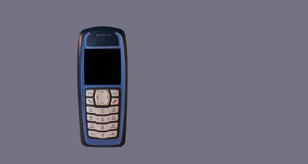 老旧的手机或手机装置 其物理按钮在灰色的桌子上 顶部视图 复制空间 顶部视图 免版税图库照片