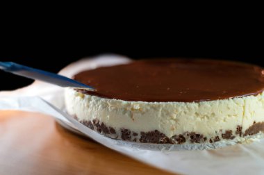 Üzerinde hindistan cevizi, bisküvi ve çikolata kreması olan bir pasta kesme, doğum günü konsepti.