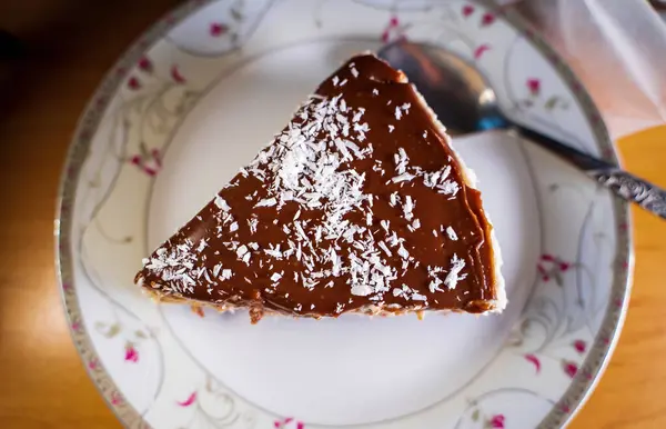 Üzerinde Hindistan Cevizi Taneleri Olan Kremalı Çikolatalı Pasta — Stok fotoğraf