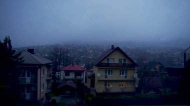 Bulutların hareket ettiği sisli bir günün zamanı. Polonya, Avrupa 'da bir dağda bulunan şekilli evler.