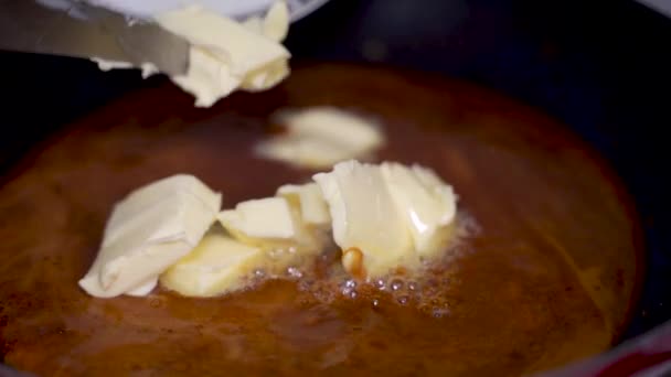 砂糖作りのキャラメル 熱々のフライパンにバターの部分を落とす デザート甘い調理準備 — ストック動画